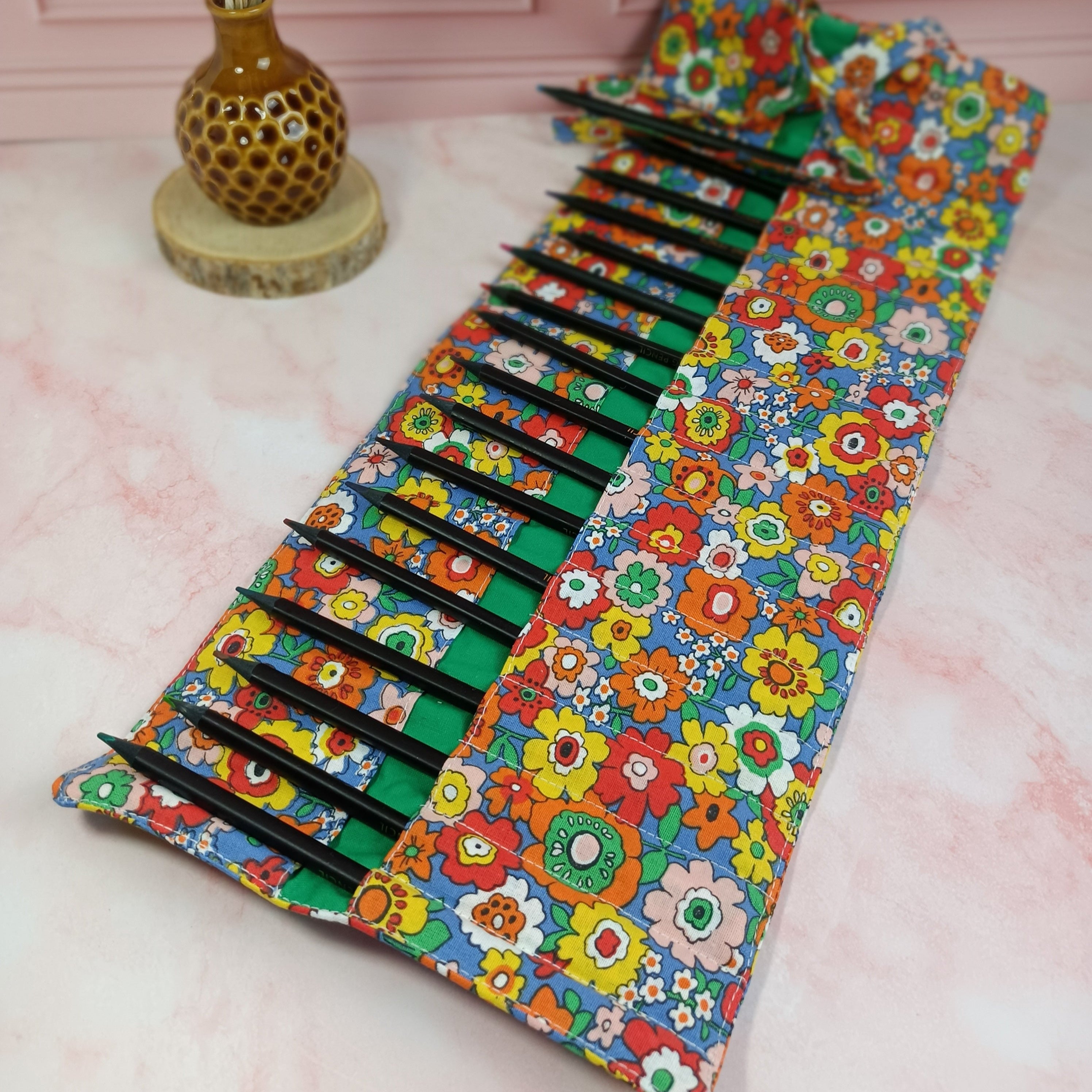 Trousse à crayons ou feutre à rouler - fleurs rétro fond bleu 